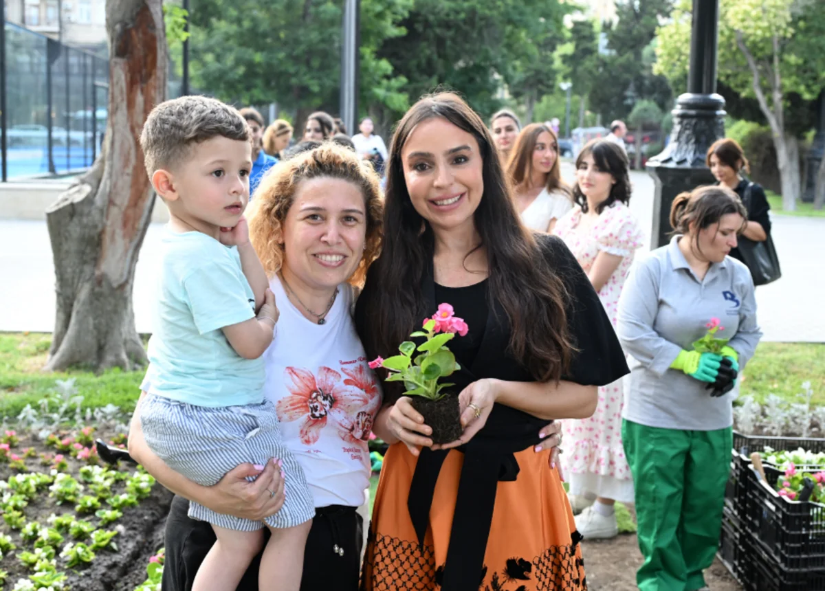 Leyla Əliyeva və Arzu Əliyeva mövsümi güllərin əkilməsi aksiyasında (FOTO)