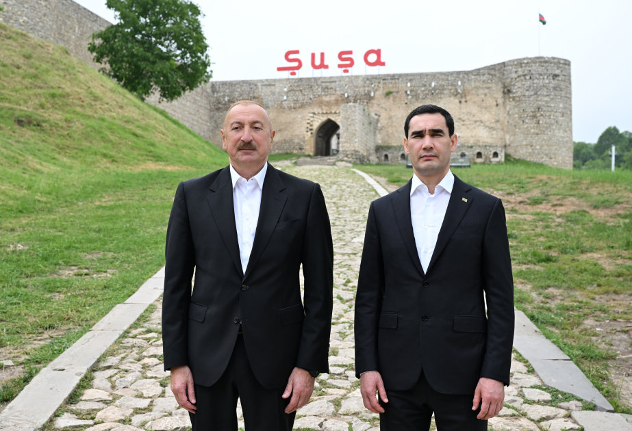 Prezidentlər Şuşada tanınmış şəxsiyyətlərin güllələnmiş büstlərinə baxdı (YENİLƏNİB)