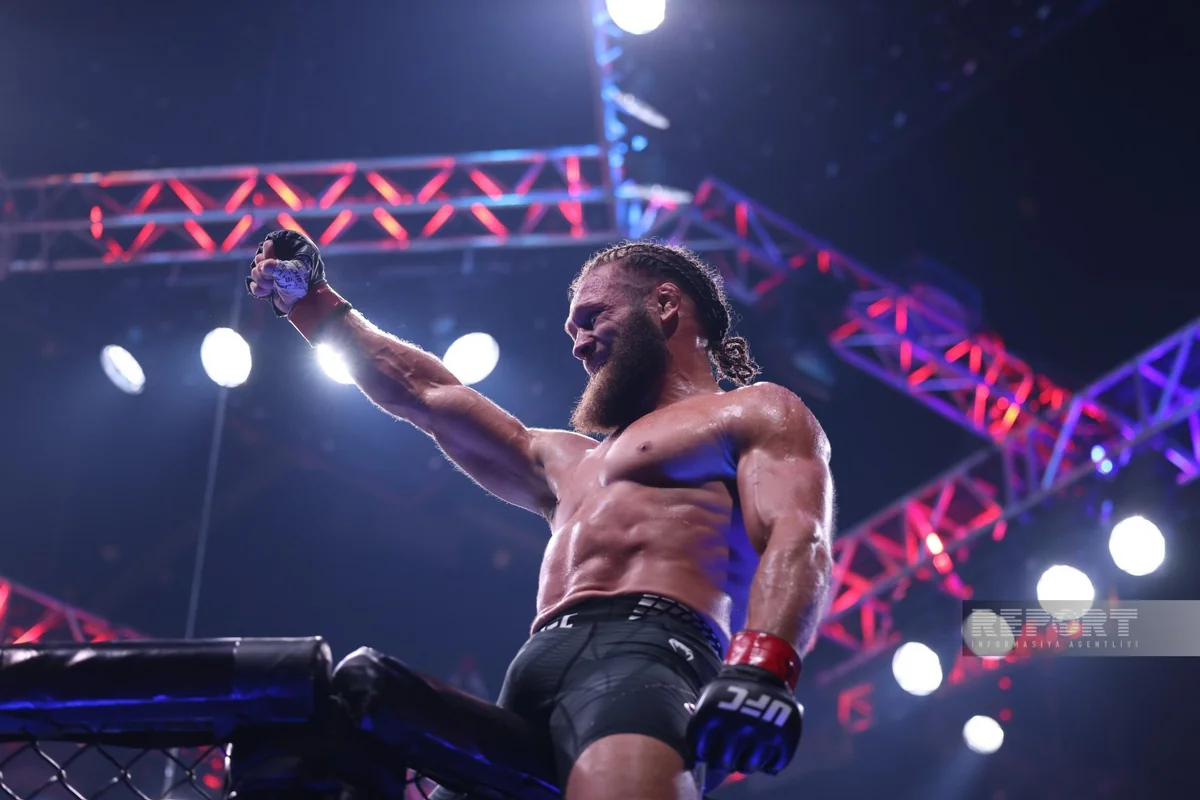 UFC: Rafael Fiziyev Bakıdakı əsas döyüşdə qələbə qazandı (FOTO)