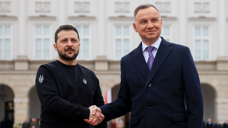 Anjey Duda Zelenskini Polşanın ən yüksək mükafatından məhrum edə bilər