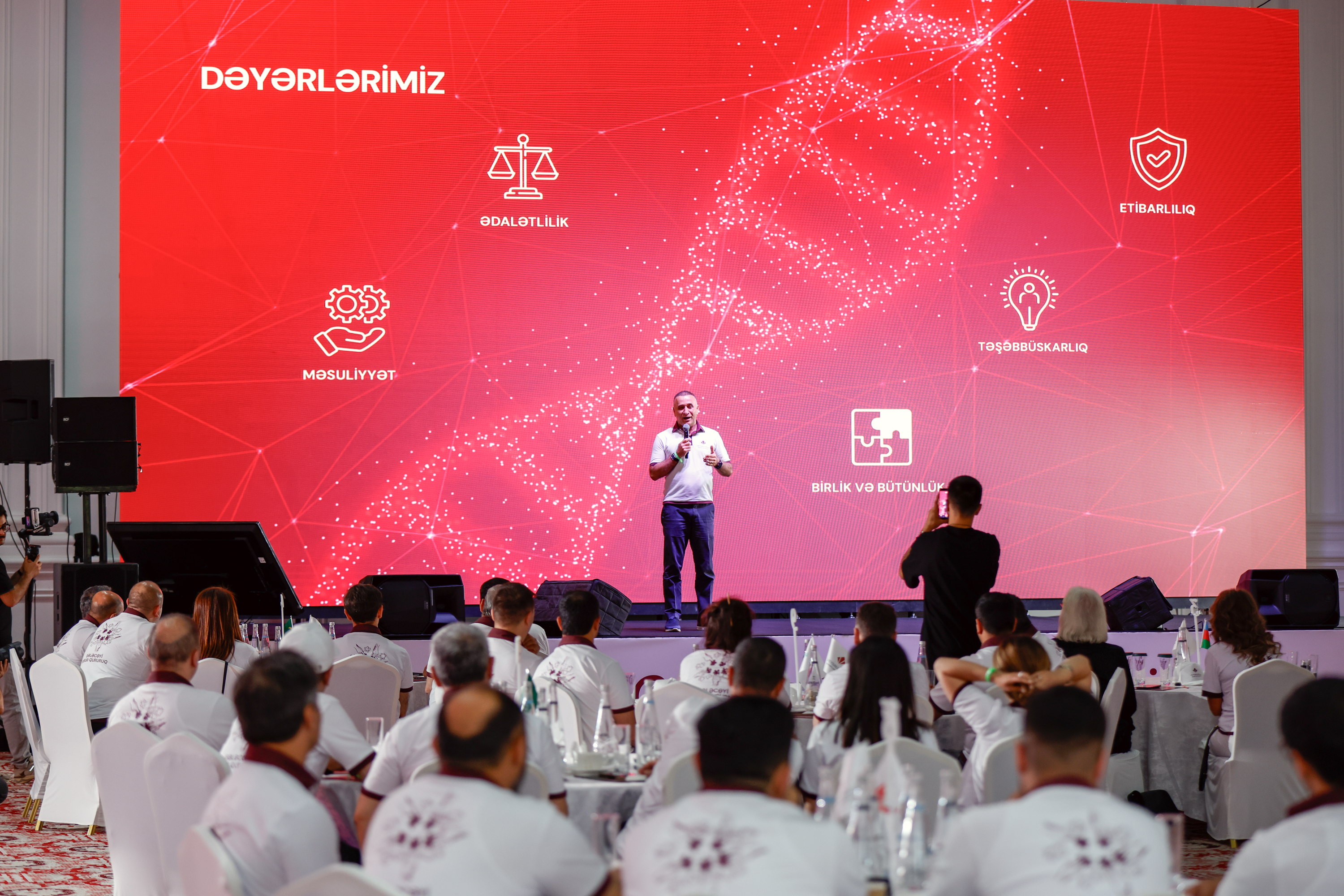 Veysəloğlu Şirkətlər Qrupu “Süni Zəka Dövründə Liderlik” mövzusunda forum keçirib (FOTO)