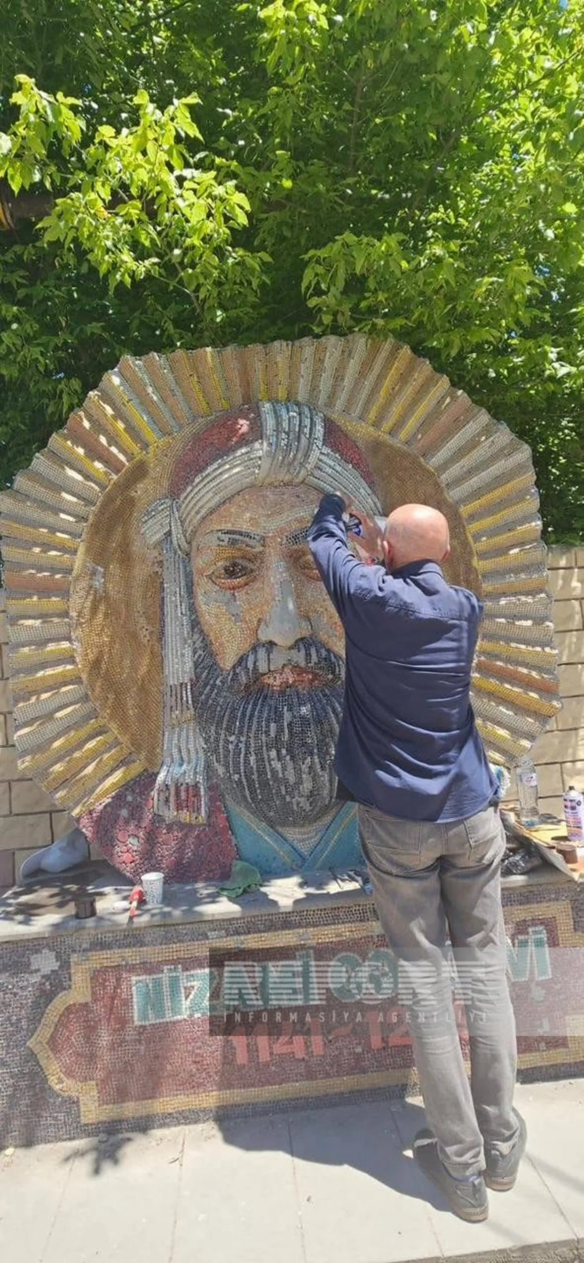 Nizaminin vandalizmə məruz qalan büstü bərpa olunur (FOTO)