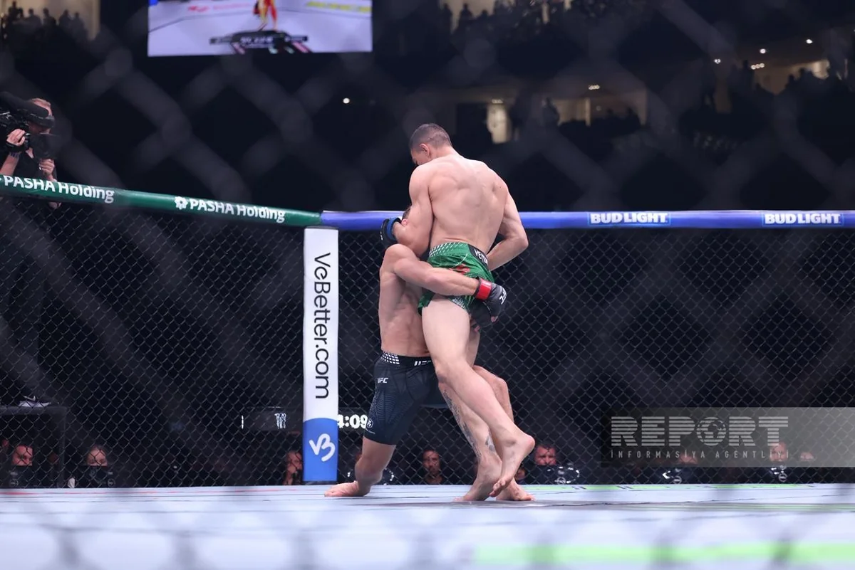 UFC: Rafael Fiziyev Bakıdakı əsas döyüşdə qələbə qazandı (FOTO)