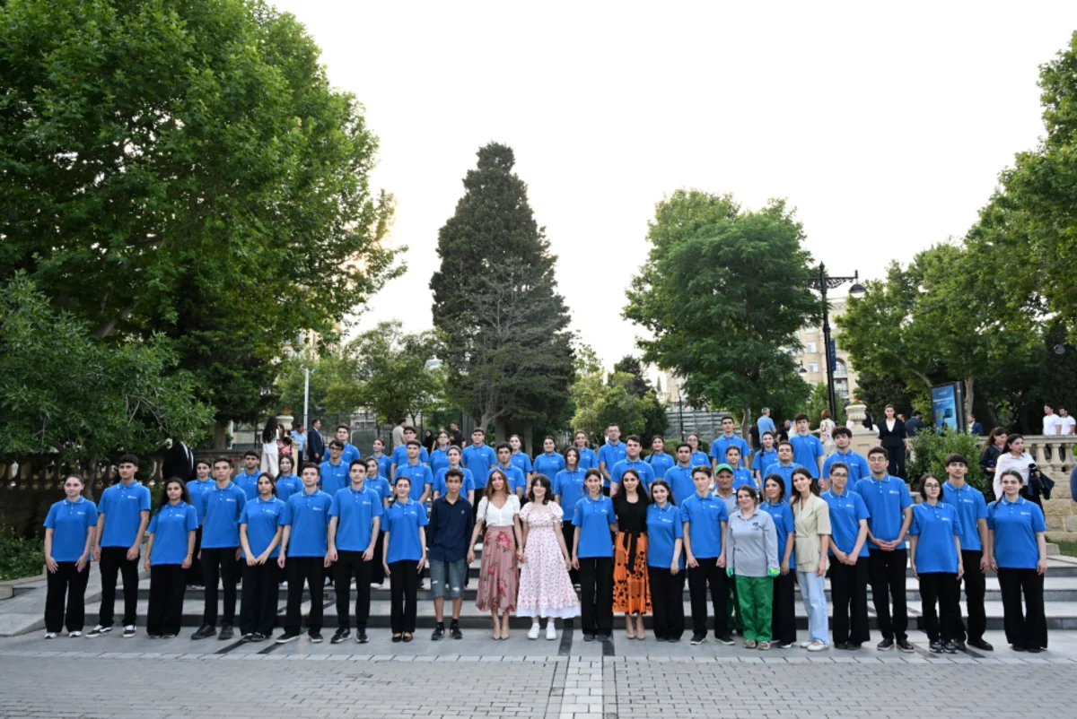 Leyla Əliyeva və Arzu Əliyeva mövsümi güllərin əkilməsi aksiyasında (FOTO)