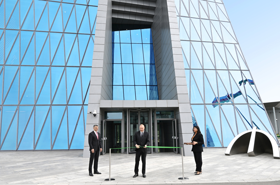 Prezident Mərkəzi Bankın yeni binasının açılışında iştirak etdi (FOTO)
