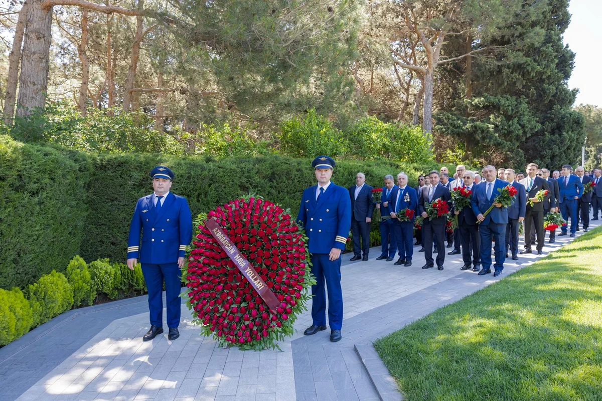 AZAL kollektivi və mülki aviasiyanın digər nümayəndələri Fəxri xiyabanı ziyarət etdi (FOTO)