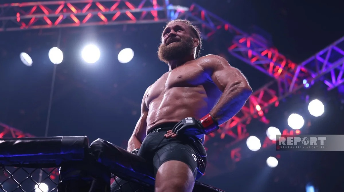 UFC: Rafael Fiziyev Bakıdakı əsas döyüşdə qələbə qazandı (FOTO)