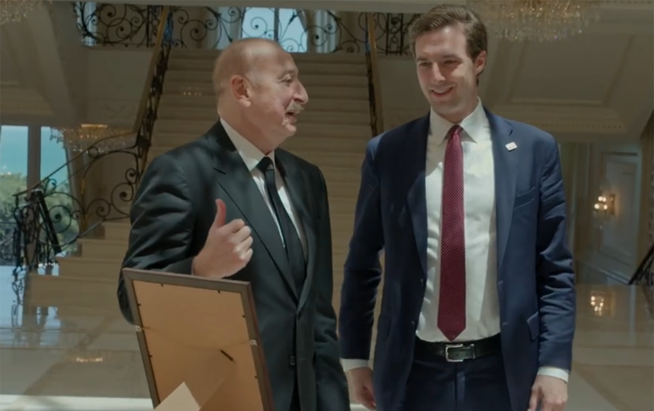 İlham Əliyev Donald Trampın hədiyyəsini Kaleb Orra göstərdi