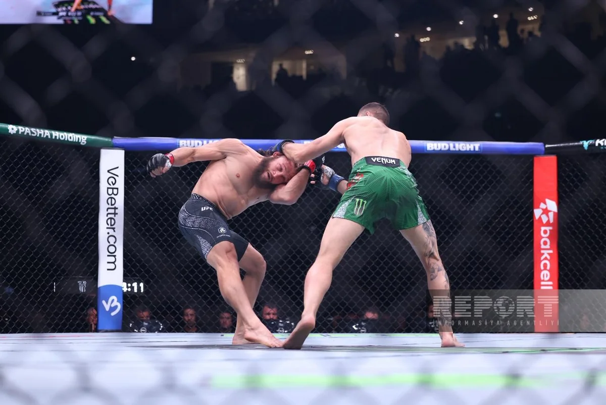 UFC: Rafael Fiziyev Bakıdakı əsas döyüşdə qələbə qazandı (FOTO)