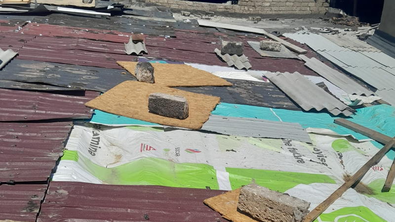 Keşlədə yanğın sonrası problem: Sakin anbar sahibinin vədinə əməl etmədiyini deyir (FOTO)