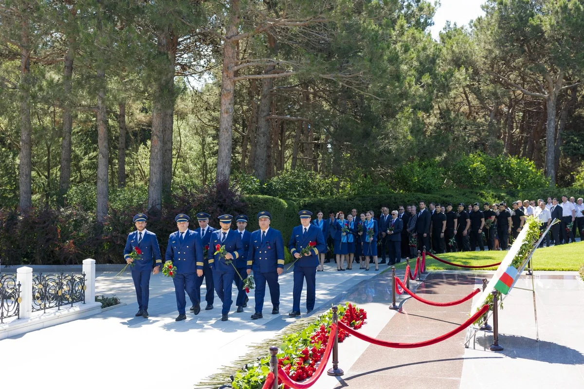 AZAL kollektivi və mülki aviasiyanın digər nümayəndələri Fəxri xiyabanı ziyarət etdi (FOTO)