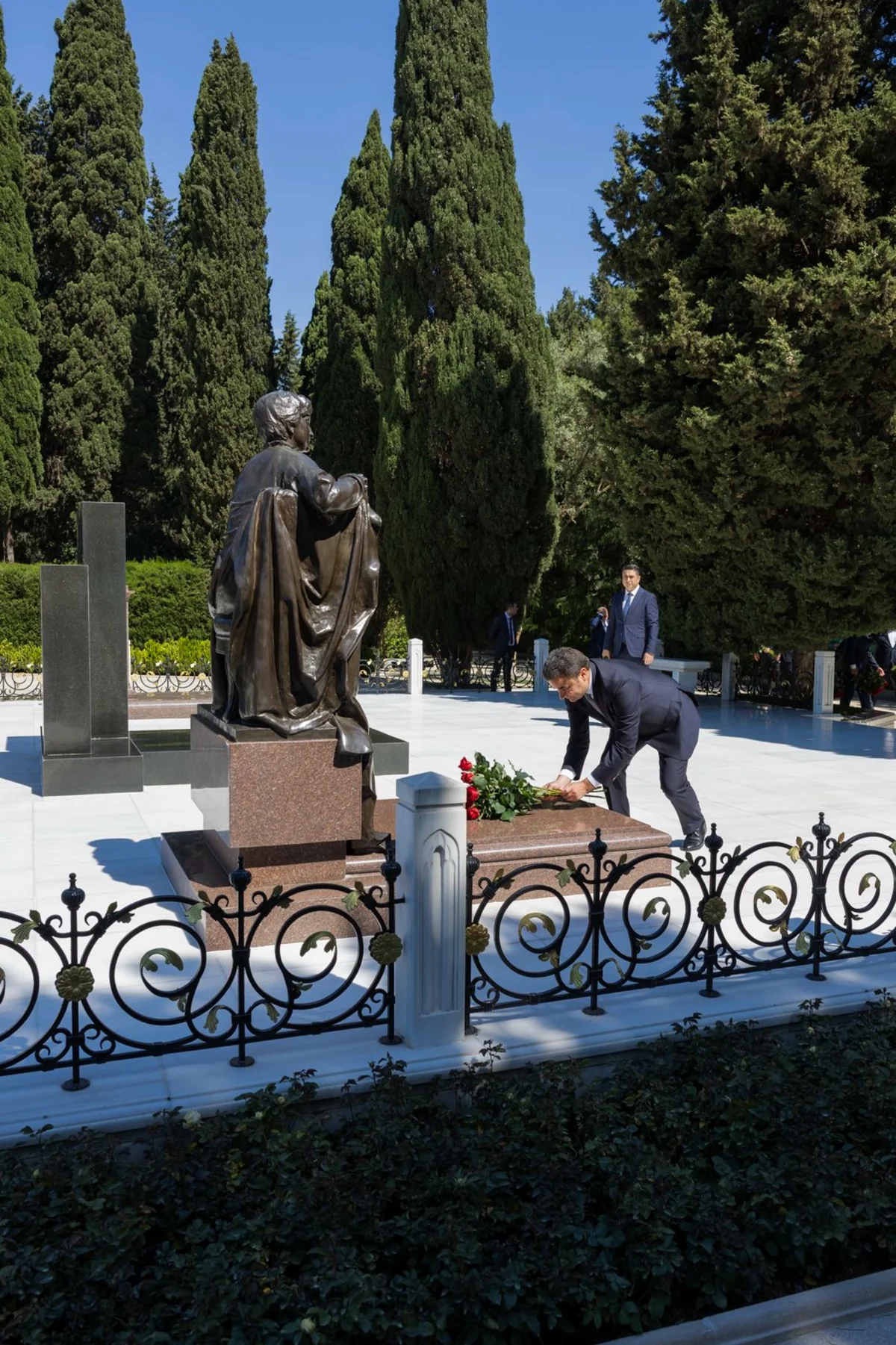AZAL kollektivi və mülki aviasiyanın digər nümayəndələri Fəxri xiyabanı ziyarət etdi (FOTO)