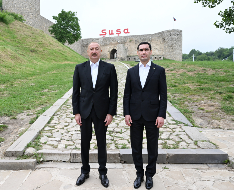 Prezidentlər Şuşada tanınmış şəxsiyyətlərin güllələnmiş büstlərinə baxdı (YENİLƏNİB)