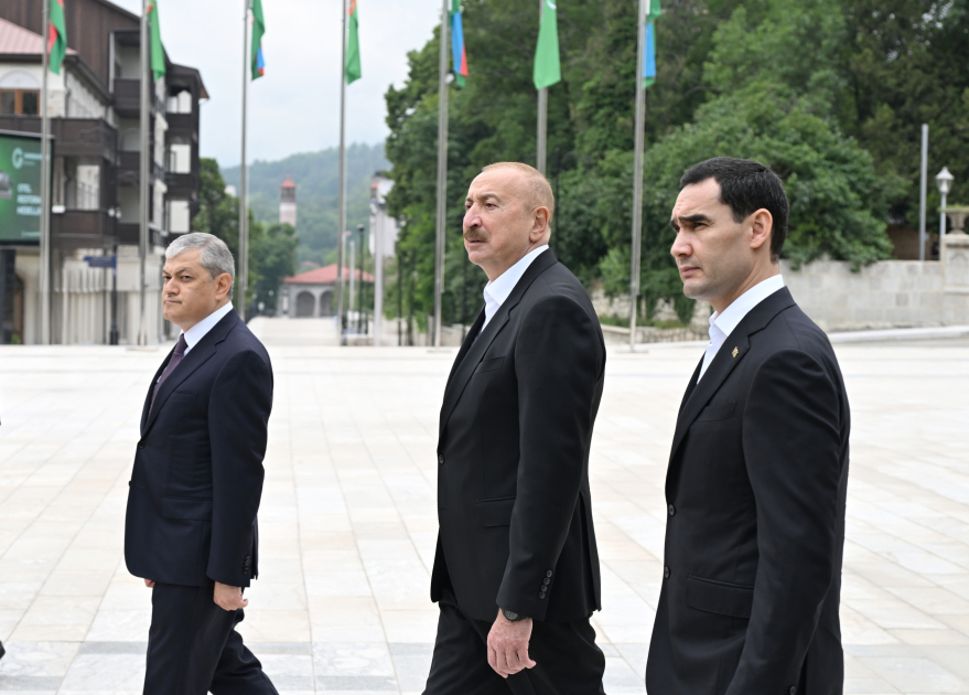 Prezidentlər Şuşada tanınmış şəxsiyyətlərin güllələnmiş büstlərinə baxdı (YENİLƏNİB)