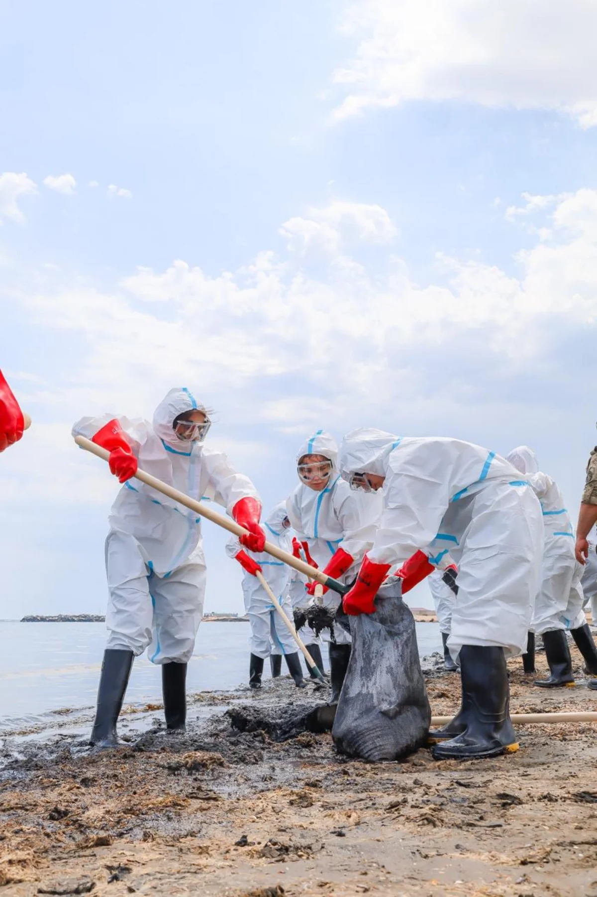 Leyla Əliyevanın təşəbbüsü ilə Xəzər sahilinin neft tullantılarından təmizlənməsi davam etdirilir (FOTO)