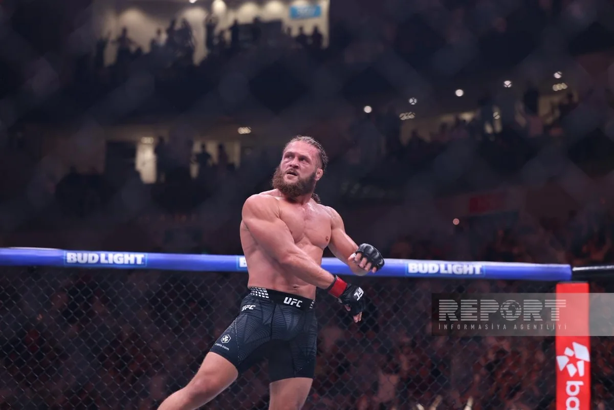 UFC: Rafael Fiziyev Bakıdakı əsas döyüşdə qələbə qazandı (FOTO)