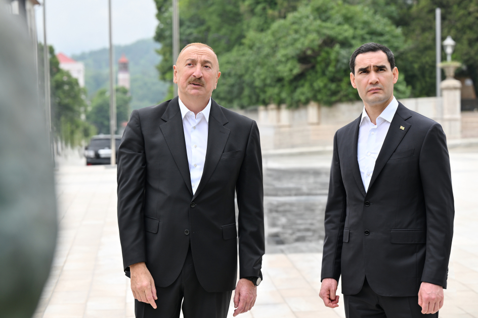 Prezidentlər Şuşada tanınmış şəxsiyyətlərin güllələnmiş büstlərinə baxdı (YENİLƏNİB)