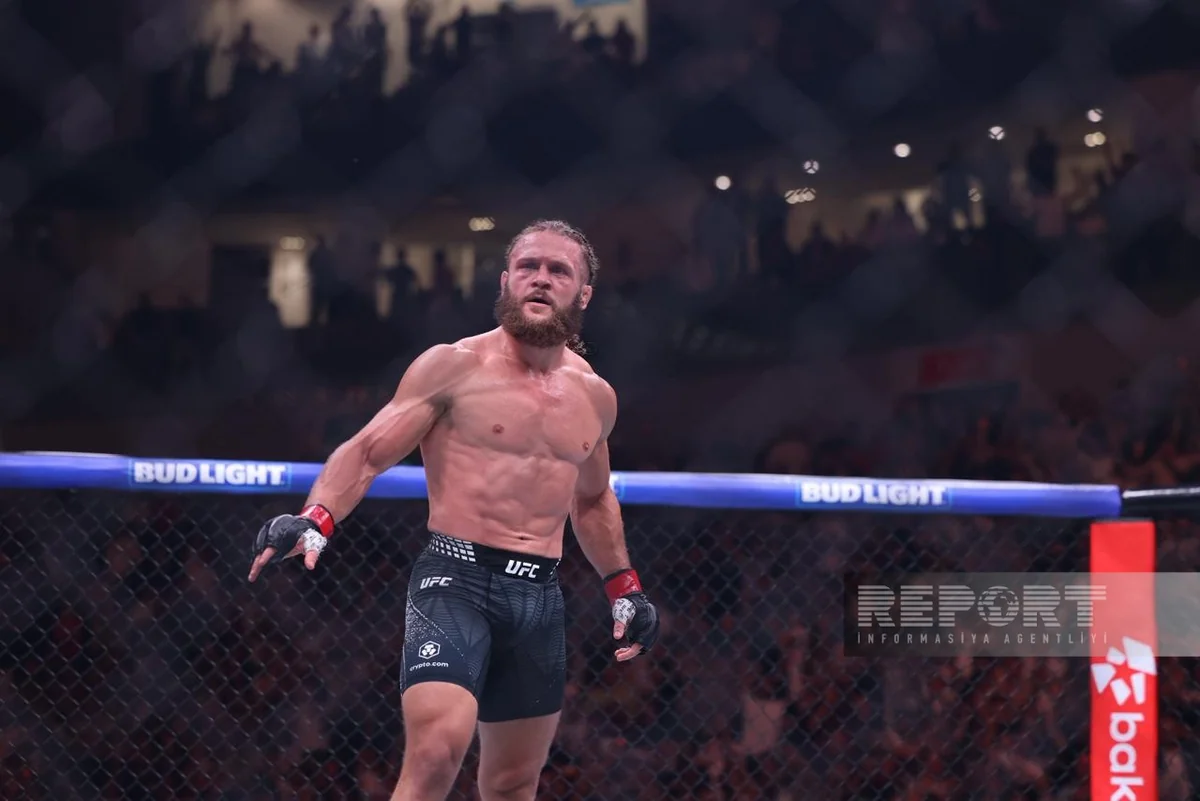 UFC: Rafael Fiziyev Bakıdakı əsas döyüşdə qələbə qazandı (FOTO)