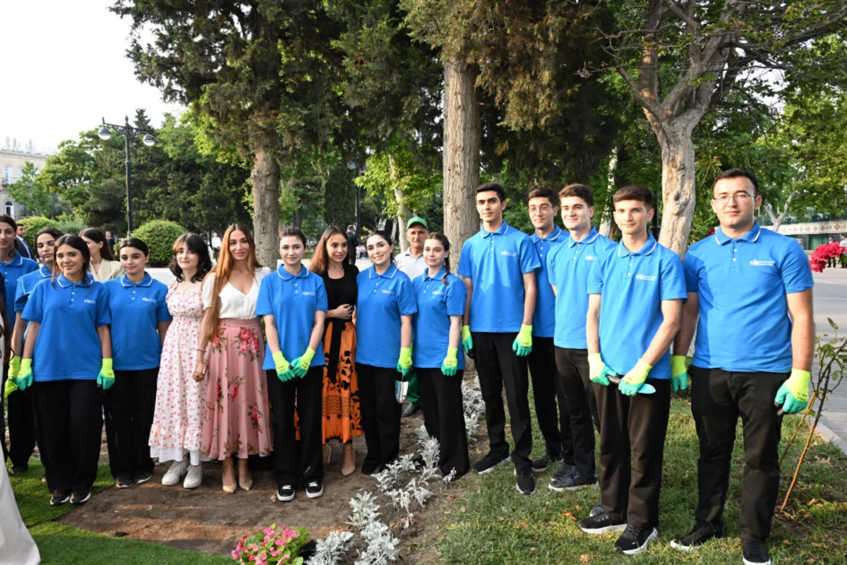 Leyla Əliyeva və Arzu Əliyeva mövsümi güllərin əkilməsi aksiyasında (FOTO)