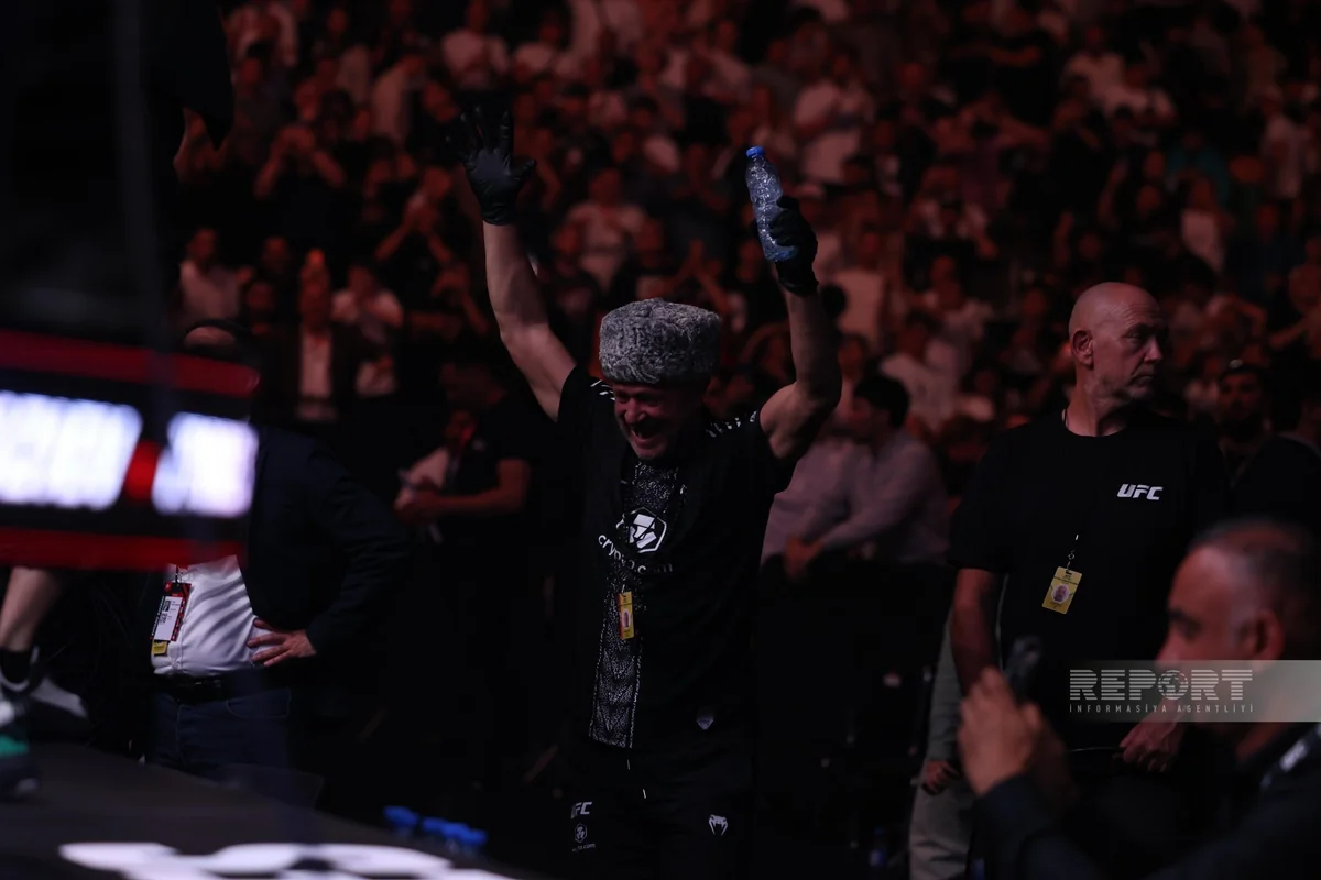 UFC: Rafael Fiziyev Bakıdakı əsas döyüşdə qələbə qazandı (FOTO)