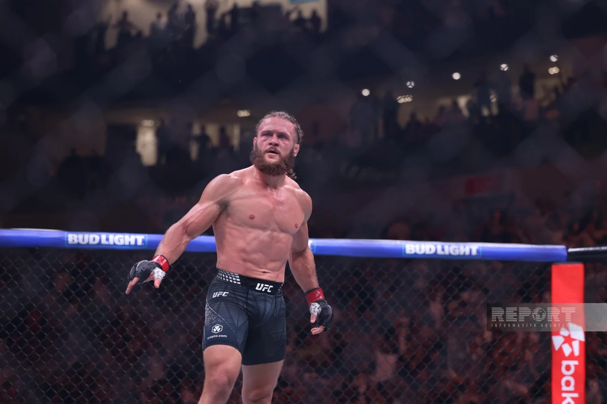 UFC: Rafael Fiziyev Bakıdakı əsas döyüşdə qələbə qazandı (FOTO)