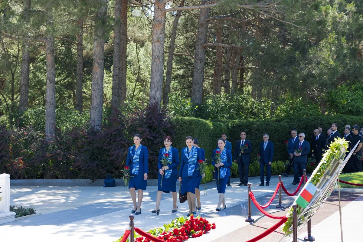 AZAL kollektivi və mülki aviasiyanın digər nümayəndələri Fəxri xiyabanı ziyarət etdi (FOTO)