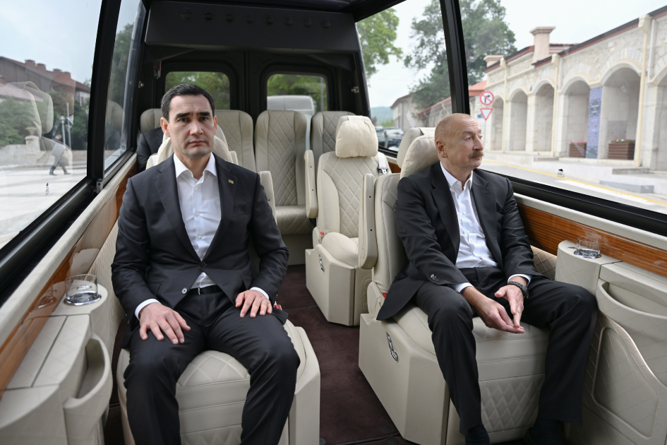 Prezidentlər Şuşada tanınmış şəxsiyyətlərin güllələnmiş büstlərinə baxdı (YENİLƏNİB)
