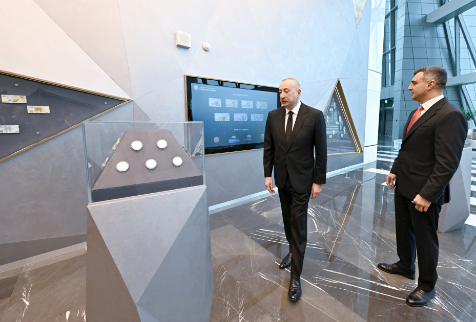 Prezident Mərkəzi Bankın yeni binasının açılışında iştirak etdi (FOTO)
