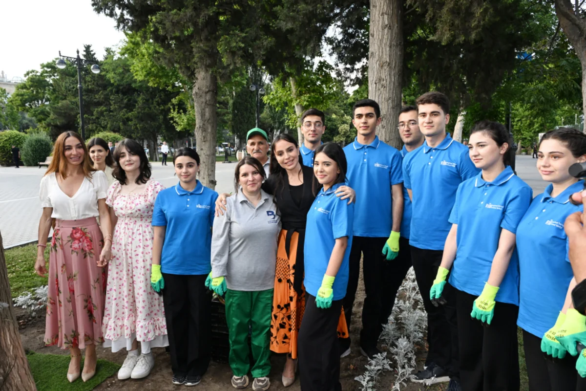 Leyla Əliyeva və Arzu Əliyeva mövsümi güllərin əkilməsi aksiyasında (FOTO)