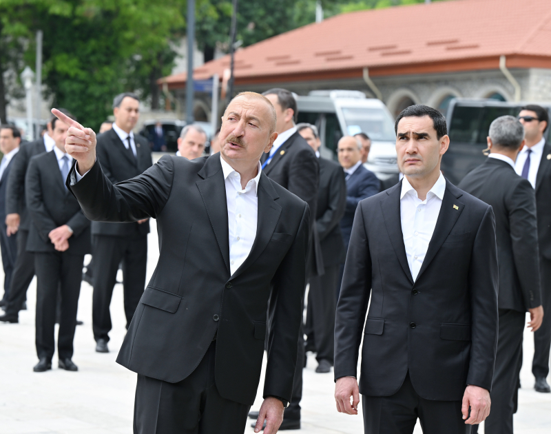 Prezidentlər Şuşada tanınmış şəxsiyyətlərin güllələnmiş büstlərinə baxdı (YENİLƏNİB)