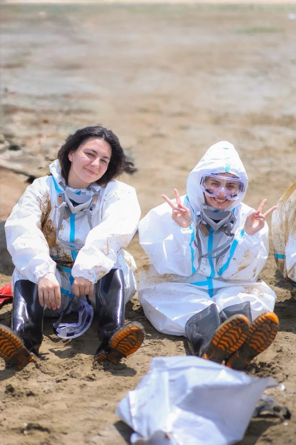 Leyla Əliyevanın təşəbbüsü ilə Xəzər sahilinin neft tullantılarından təmizlənməsi davam etdirilir (FOTO)