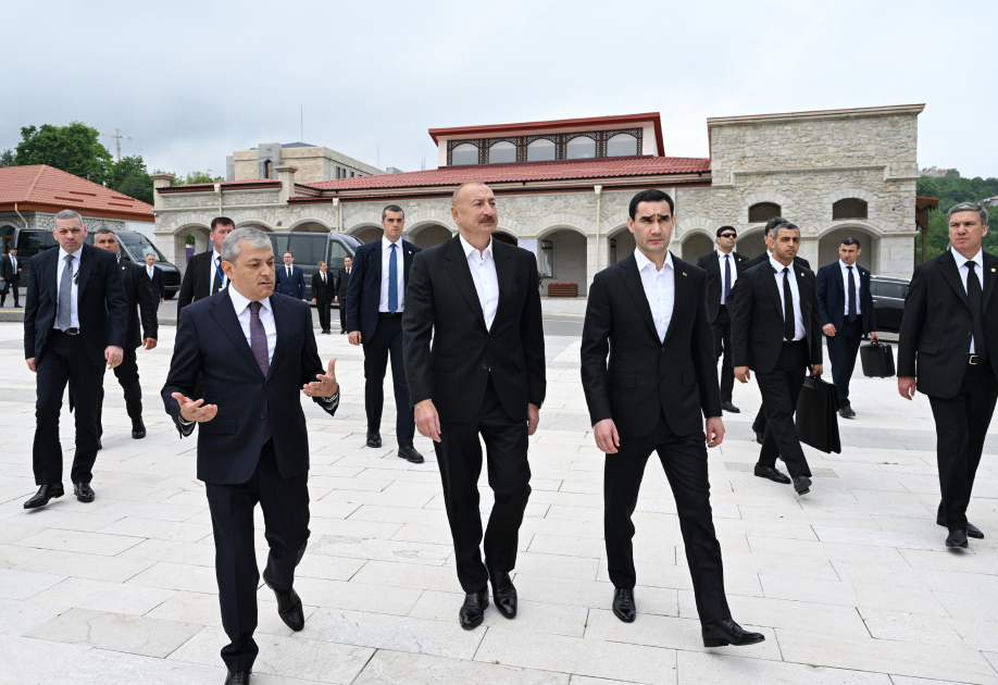 Prezidentlər Şuşada tanınmış şəxsiyyətlərin güllələnmiş büstlərinə baxdı (YENİLƏNİB)