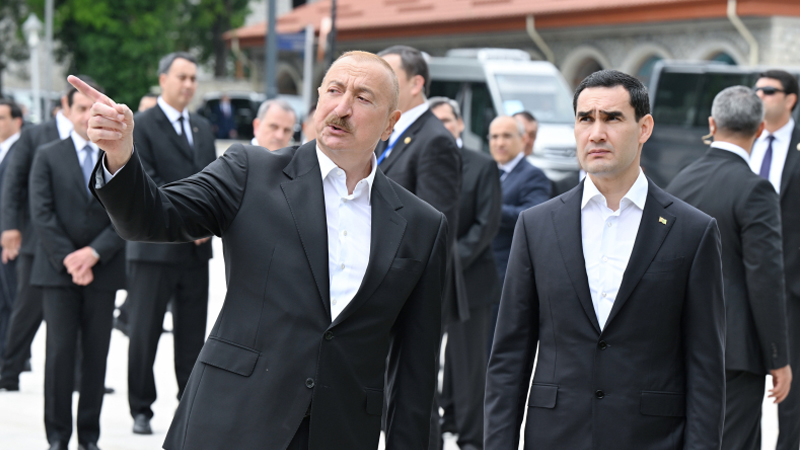 Prezidentlər Şuşada tanınmış şəxsiyyətlərin güllələnmiş büstlərinə baxdı (YENİLƏNİB)