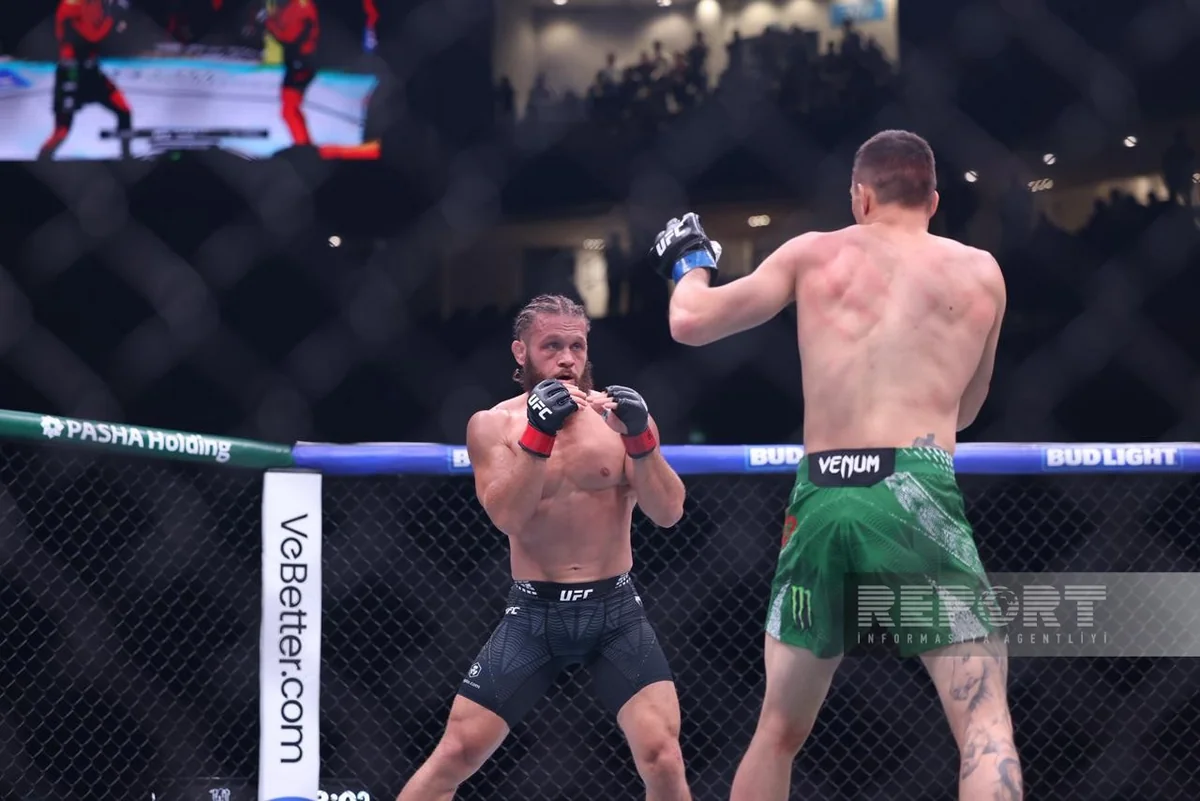 UFC: Rafael Fiziyev Bakıdakı əsas döyüşdə qələbə qazandı (FOTO)