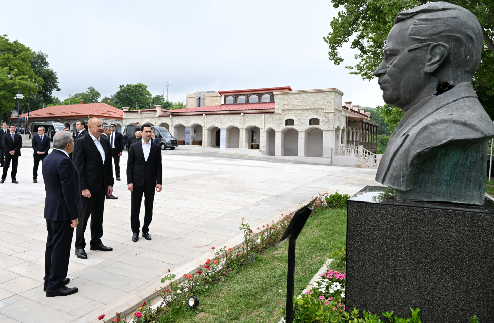 Prezidentlər Şuşada tanınmış şəxsiyyətlərin güllələnmiş büstlərinə baxdı (YENİLƏNİB)