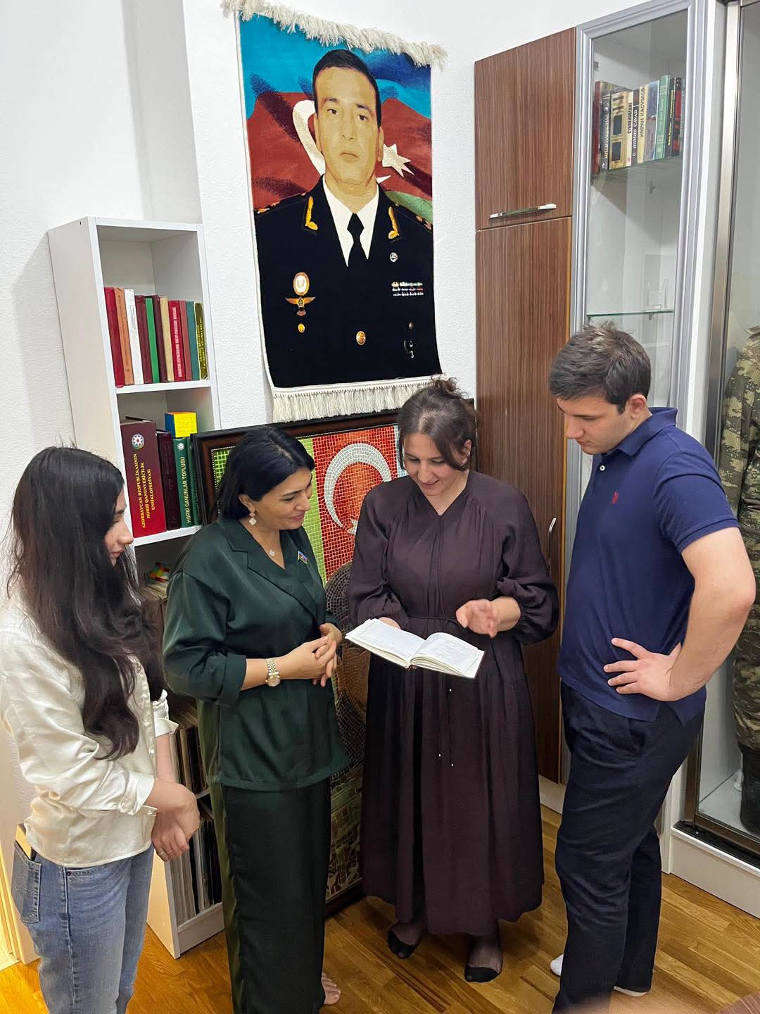 Deputat Elnarə Akimova şəhid general-mayor Polad Həşimovun ailəsini ziyarət etdi (FOTO)