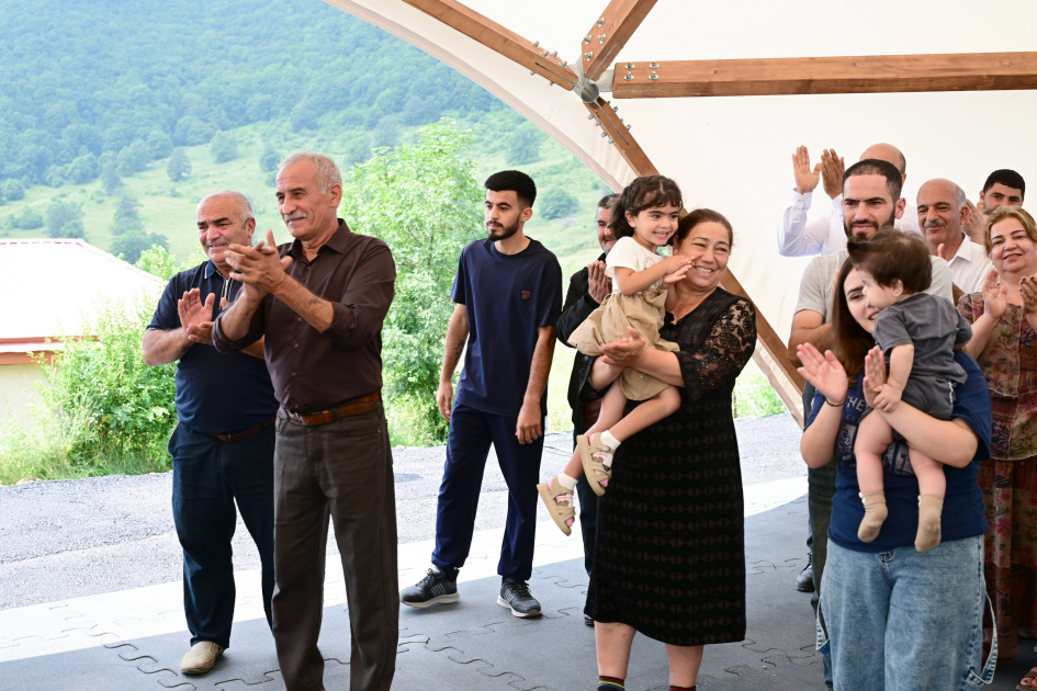 Prezident Şuşanın Kiçik Qaladərəsi kəndində sakinlərlə görüşdü (FOTOLAR)