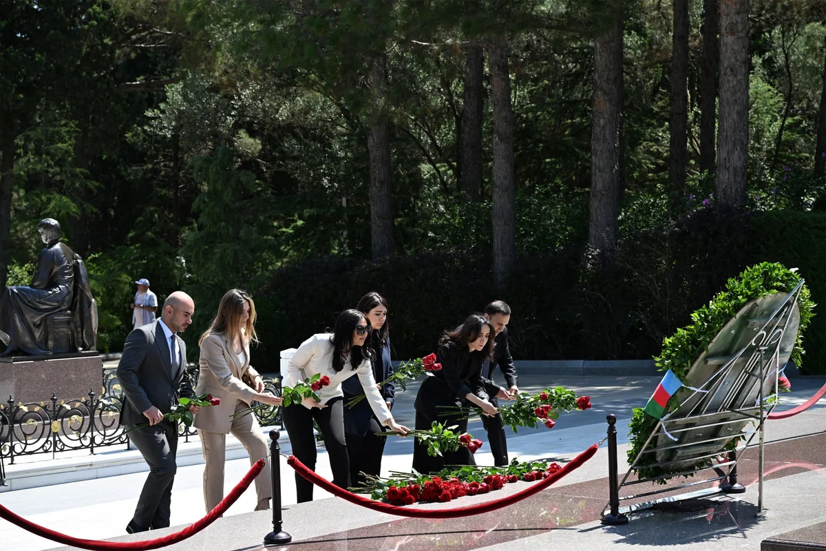 MEDİA, Audiovizual Şura və Mətbuat Şurasının nümayəndələri Fəxri xiyabanı ziyarət etdi (FOTO)