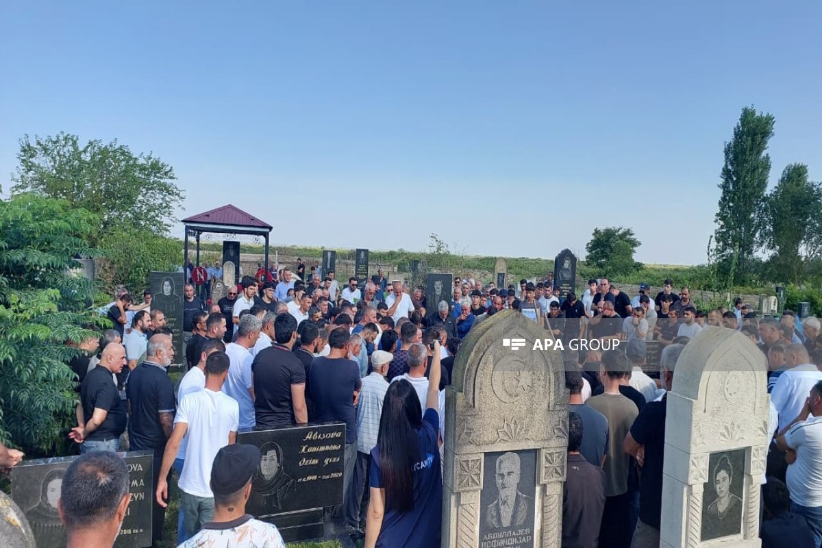 Vurulan gəminin kapitanı dəfn edildi (FOTO)
