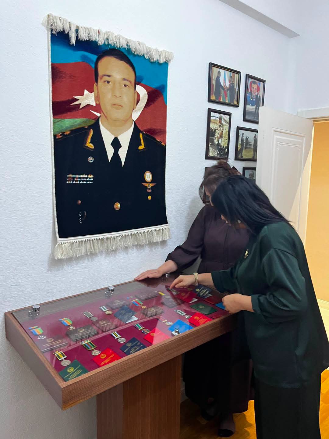 Deputat Elnarə Akimova şəhid general-mayor Polad Həşimovun ailəsini ziyarət etdi (FOTO)