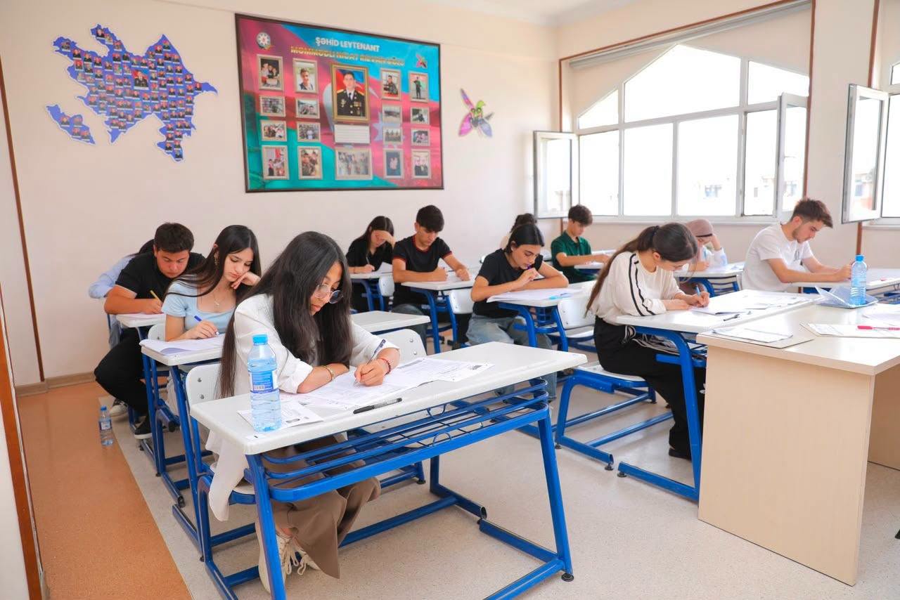 II və III ixtisas qrupları üzrə qəbul imtahanı keçirildi, 11 nəfərdə telefon aşkarlandı (FOTO)