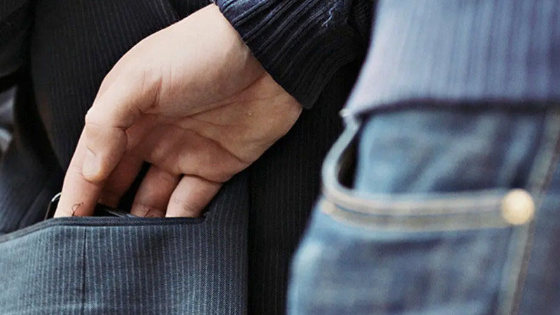 Avtobusda sərnişinin çantasından 440 manat oğurladı - Həbs olundu