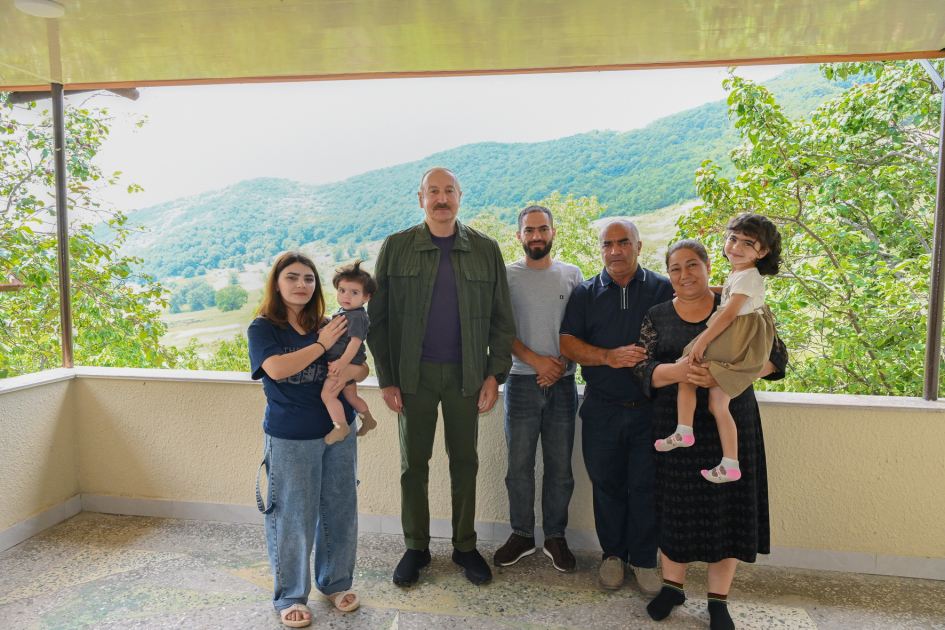 Prezident Şuşanın Kiçik Qaladərəsi kəndində sakinlərlə görüşdü (FOTOLAR)