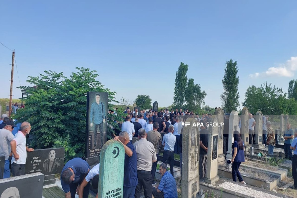 Vurulan gəminin kapitanı dəfn edildi (FOTO)
