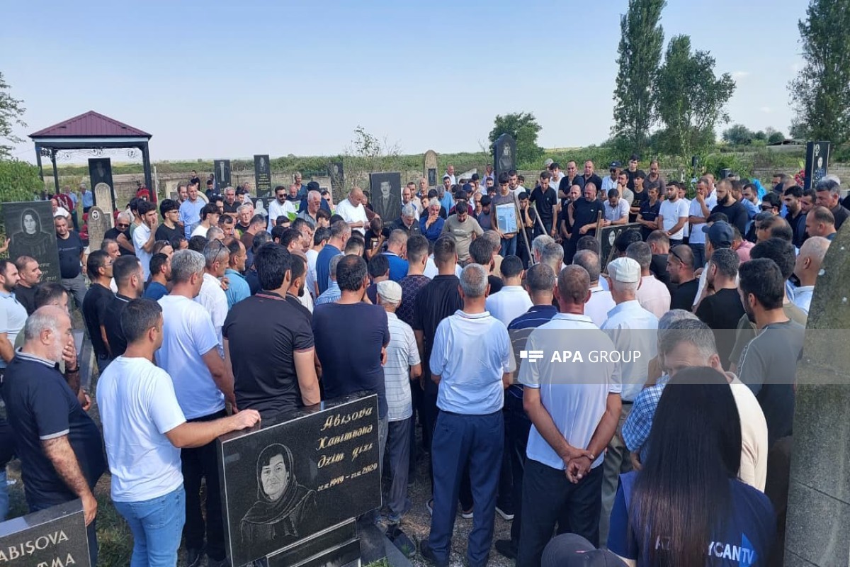 Vurulan gəminin kapitanı dəfn edildi (FOTO)