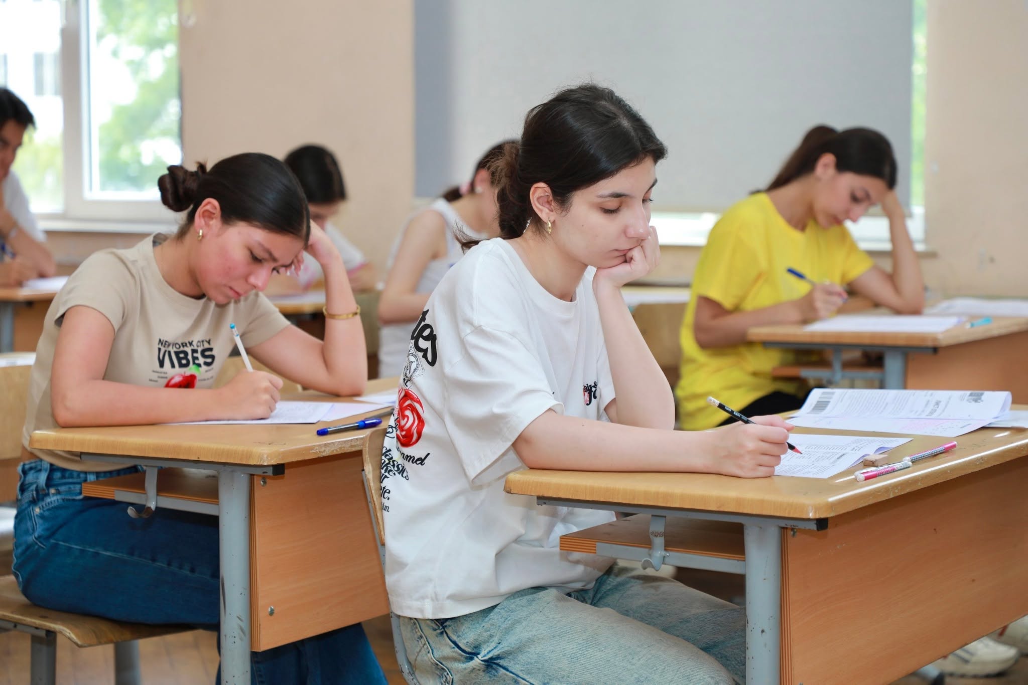 II və III ixtisas qrupları üzrə qəbul imtahanı keçirildi, 11 nəfərdə telefon aşkarlandı (FOTO)