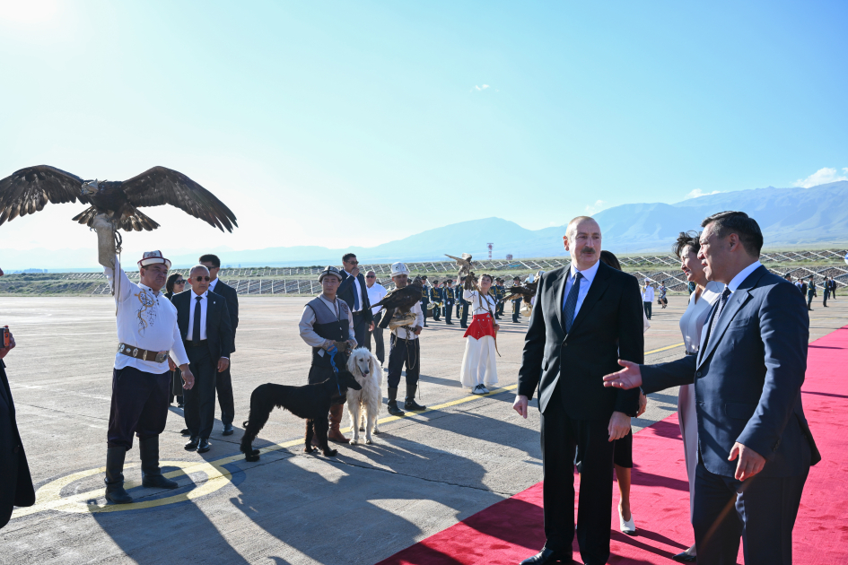 Prezident və birinci xanım Qırğızıstanda səfərdədir (FOTO)
