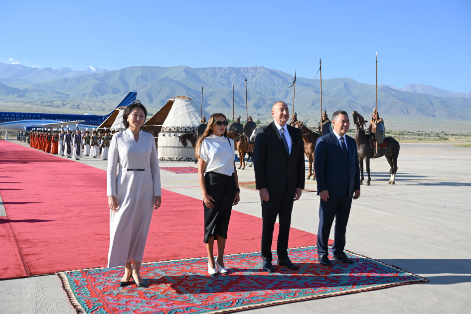 Prezident və birinci xanım Qırğızıstanda səfərdədir (FOTO)