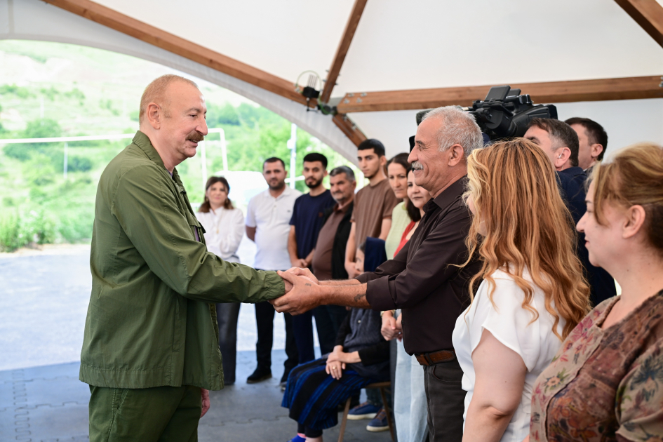 Prezident Şuşanın Kiçik Qaladərəsi kəndində sakinlərlə görüşdü (FOTOLAR)