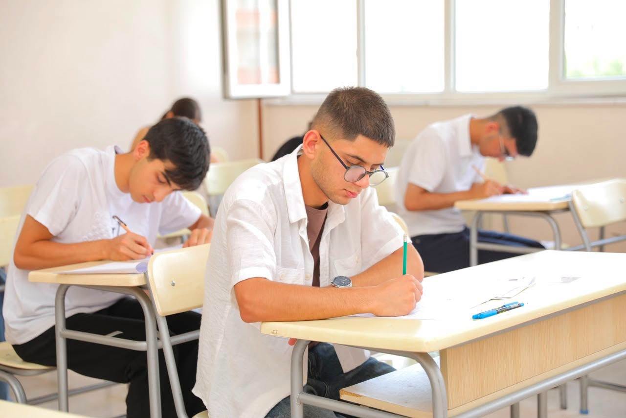II və III ixtisas qrupları üzrə qəbul imtahanı keçirildi, 11 nəfərdə telefon aşkarlandı (FOTO)